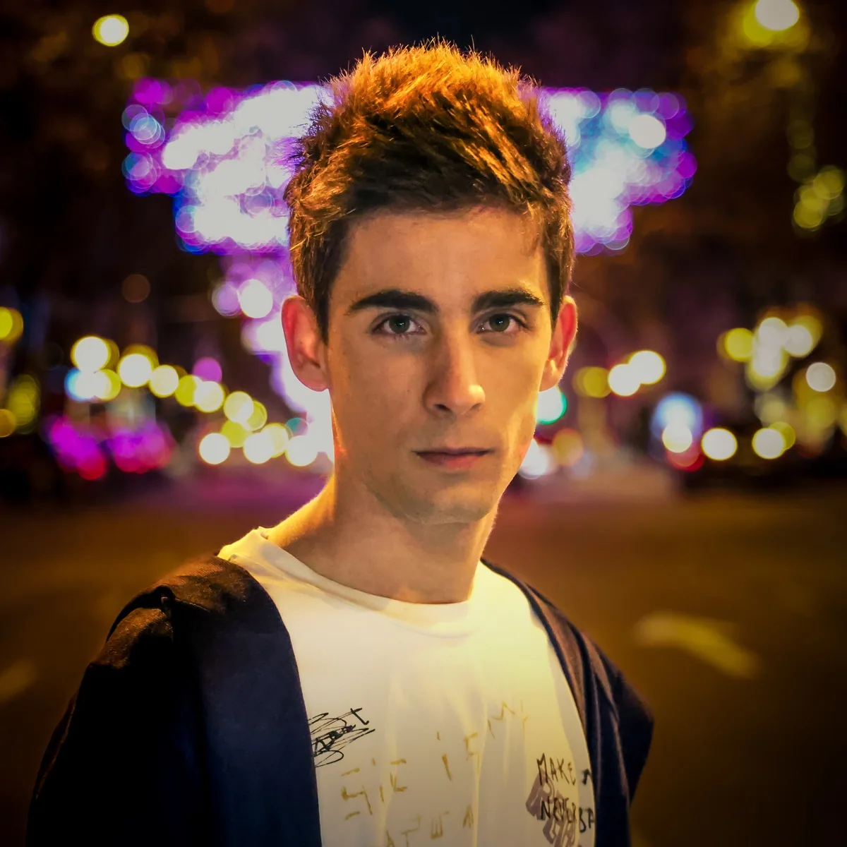 Retrato de Daniel Haro entre luces cálidas