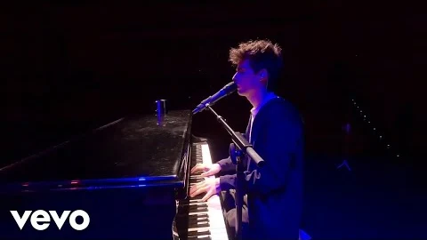 La voz y el piano, acompañados en directo.