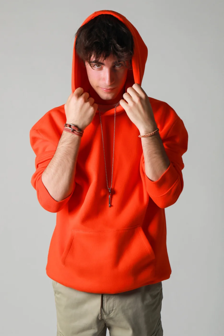 Daniel Haro con sudadera roja